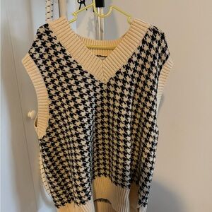 Houndstooth Patterned Sweater Vest